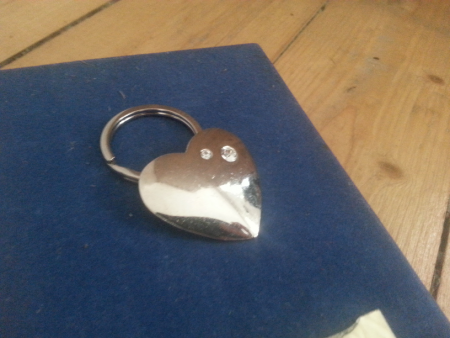 Herz mit zwei Glitzersteinen
